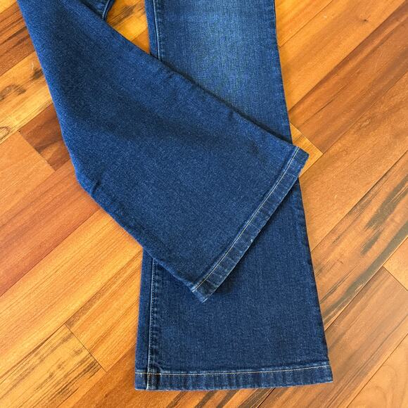 GAP, Size 28 6S- 70's Flare Hi Rise Dark Wash Zip Close 30" Inseam - Picture 2 of 5